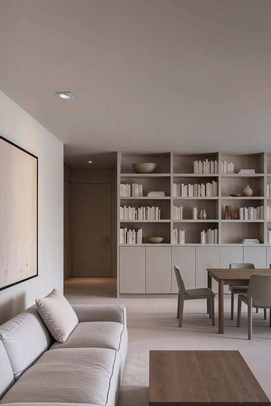 Luz empotrable Argon SQ blanco mate de aluminio orientable con bombilla GU10 LED MR16, instalada en techo interior para iluminación hogareña, modelo FARO 43402