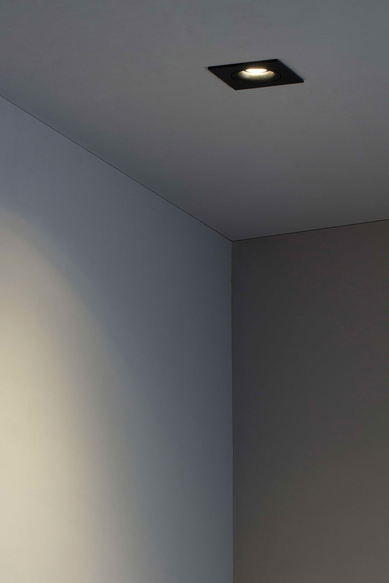 Luminaria empotrable ARGON SQ negra de FARO (43412) en ambiente interior moderno, instalada en techo de aluminio para hogar con bombilla GU10 LED