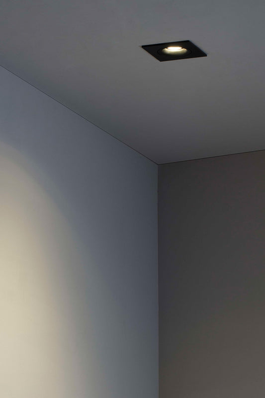 Luminaria empotrable ARGON SQ negra de FARO (43412) en ambiente interior moderno, instalada en techo de aluminio para hogar con bombilla GU10 LED