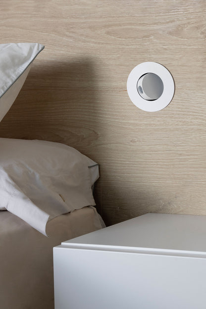 Luminaria empotrable CLICK blanco FARO 43600 instalada en pared de dormitorio interior para lectura, luz LED cálida 2700K en aluminio