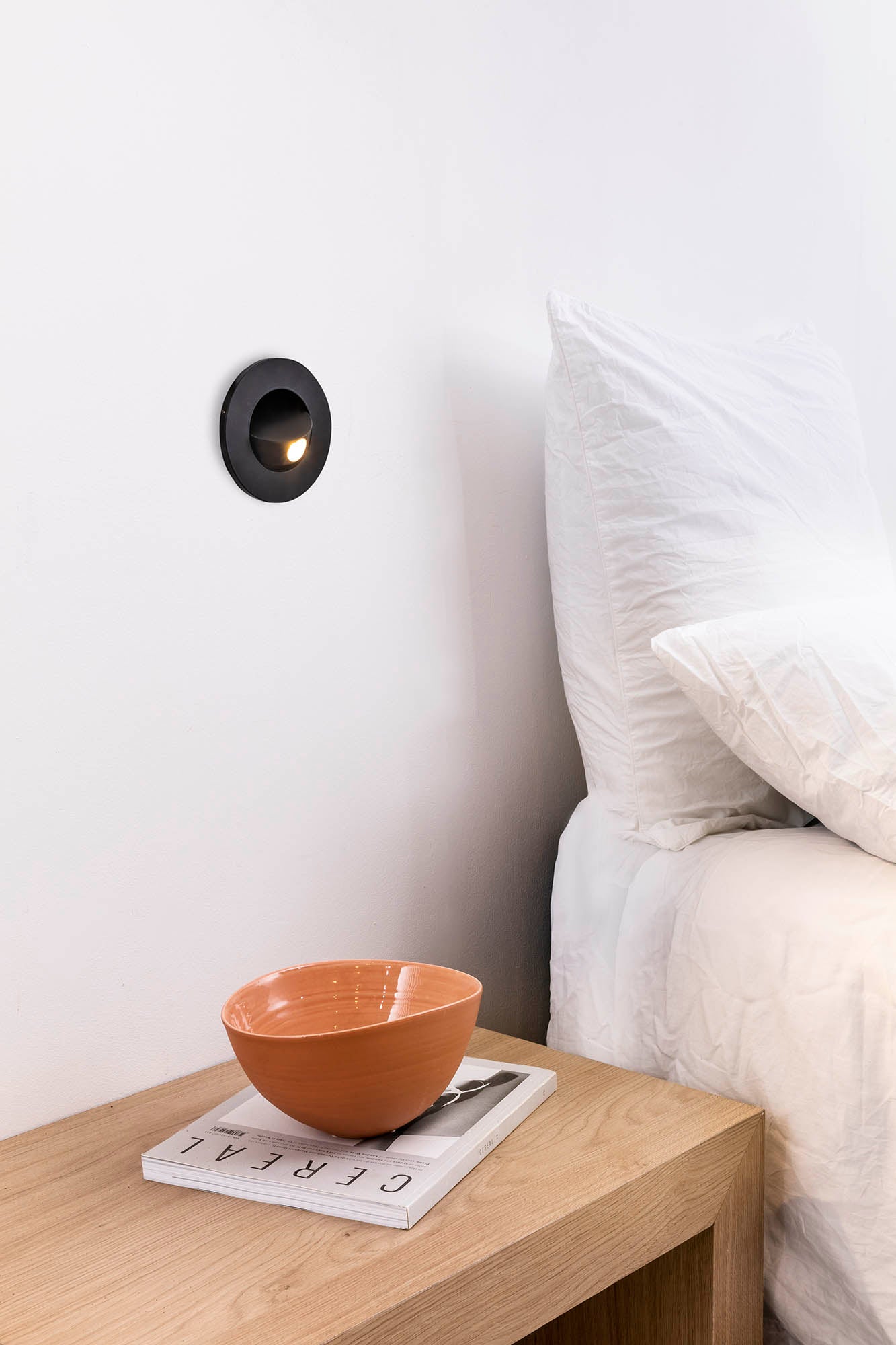 Luminaria empotrable LED CLICK negra FARO 43601 en ambiente interior, faro de aluminio en pared con luz cálida para lectura nocturna