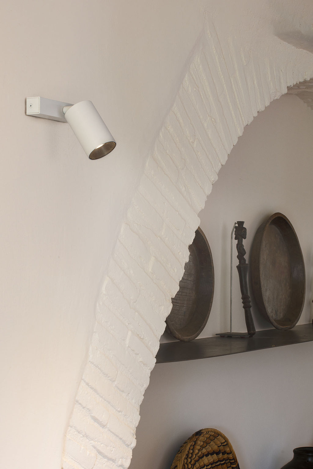 Aplique plafón STAN blanca orientable de FARO modelo 43740 en ambiente interior moderno, luminaria LED GU10 para pared, faro aplique pared blanca y ajustable.