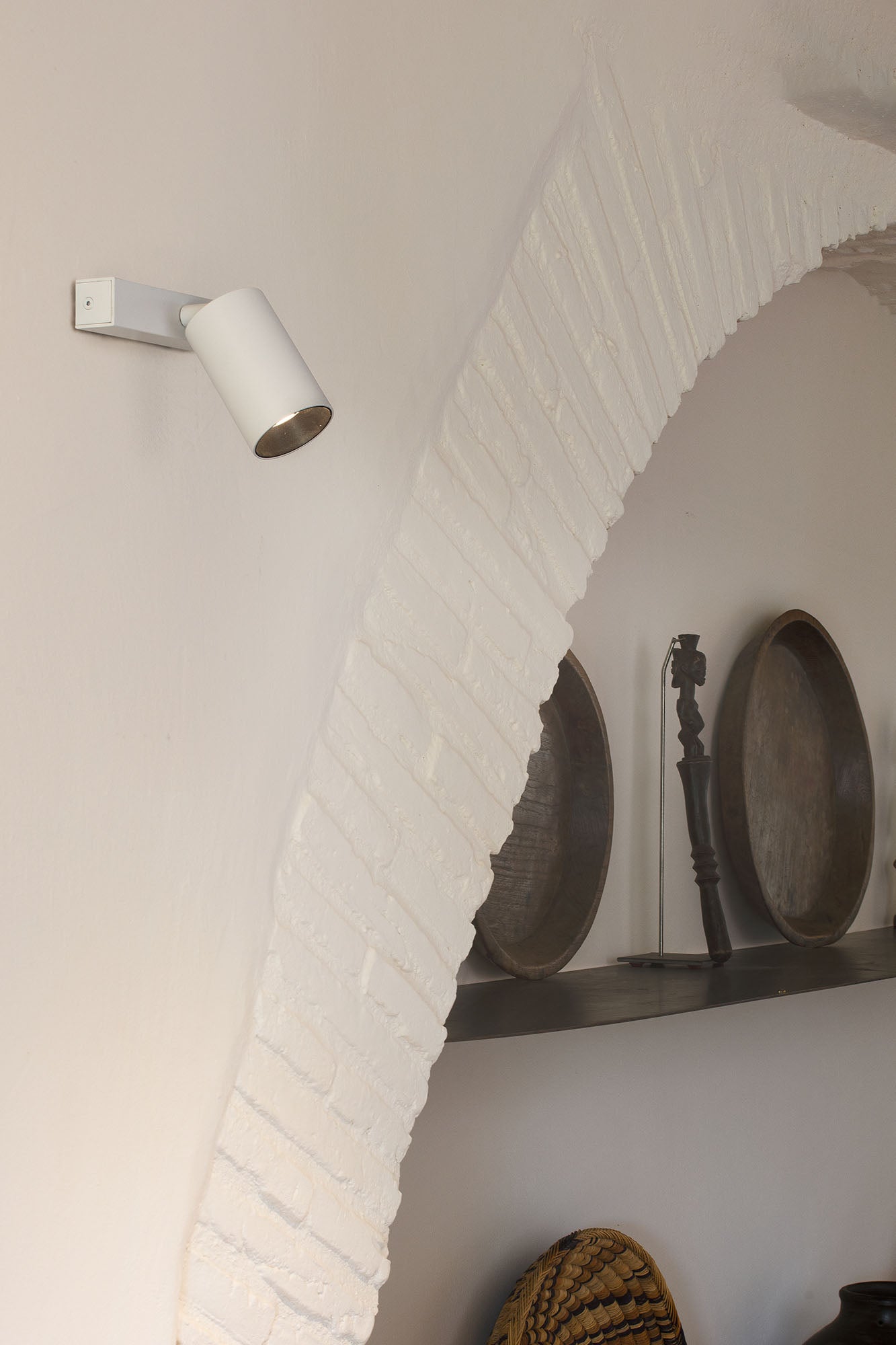 Aplique plafón STAN blanca orientable de FARO modelo 43740 en ambiente interior moderno, luminaria LED GU10 para pared, faro aplique pared blanca y ajustable.