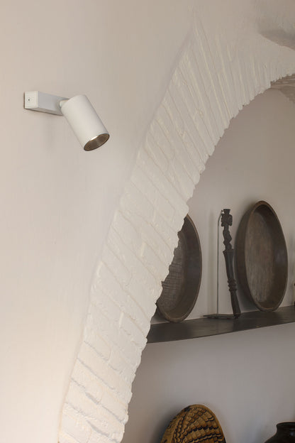 Aplique plafón STAN blanca orientable de FARO modelo 43740 en ambiente interior moderno, luminaria LED GU10 para pared, faro aplique pared blanca y ajustable.