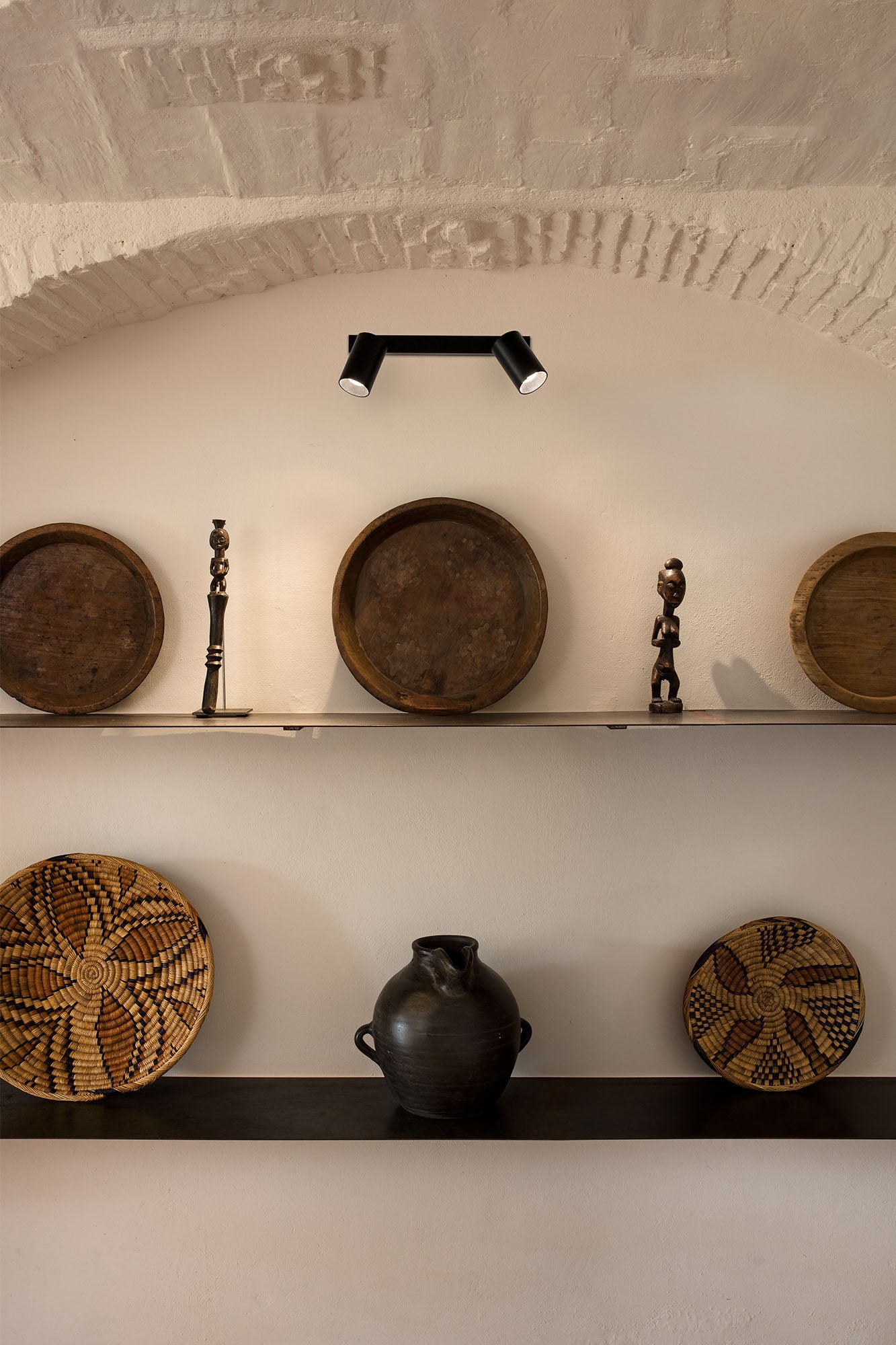 Imagen ambiente de aplique plafón STAN 2L negro mate de aluminio, luminaria interior orientable con bombillas GU10 LED, instalado en pared de habitación moderna, iluminación Faro 43743