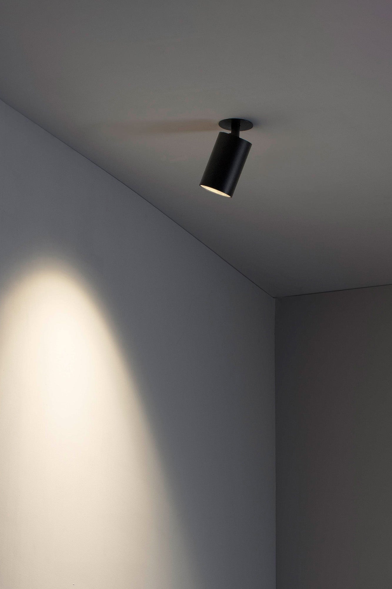 Luminaria empotrable STAN negra mate de FARO 43753 en aluminio, iluminación LED GU10 instalada en techo interior minimalista para paredes y techos