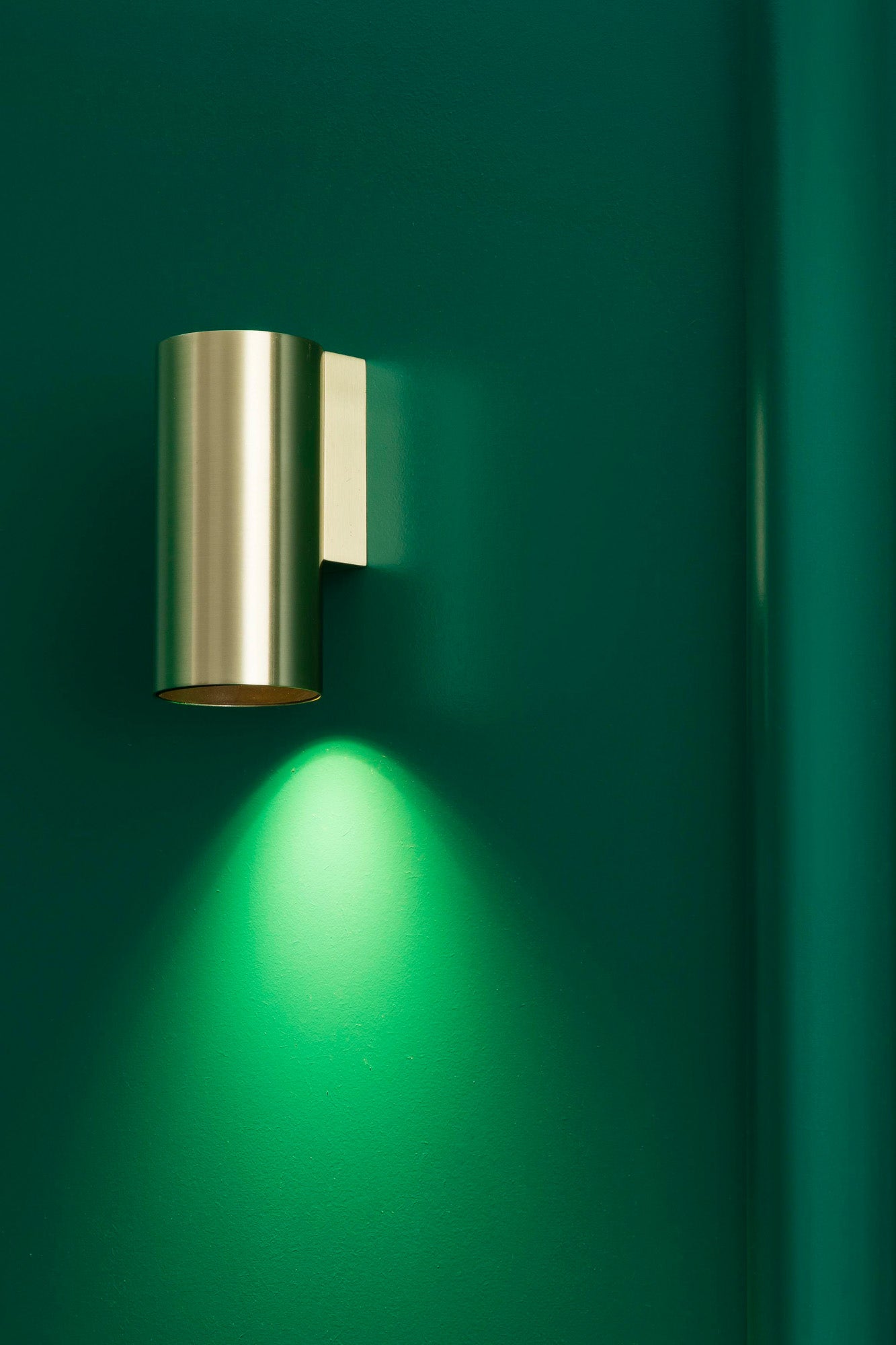 Lámpara de pared STAN en oro satinado de FARO (43759), aplique de aluminio diseño moderno en ambiente interior luminoso para iluminación del hogar