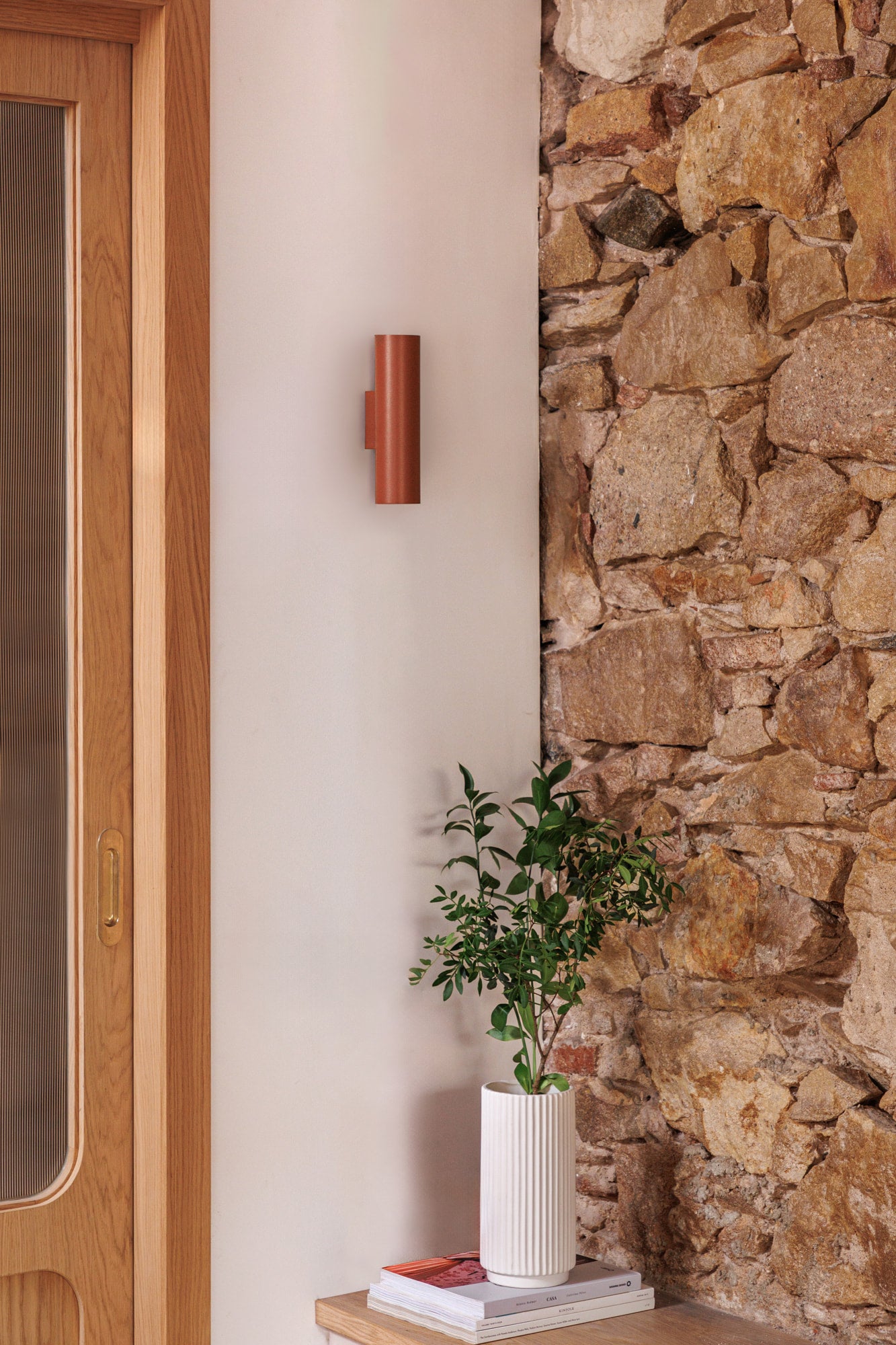 Aplique de pared STAN 2L en terracota de FARO (43766) en ambiente interior minimalista, luminaria de superficie con bombillas GU10 LED para iluminación del hogar adaptable