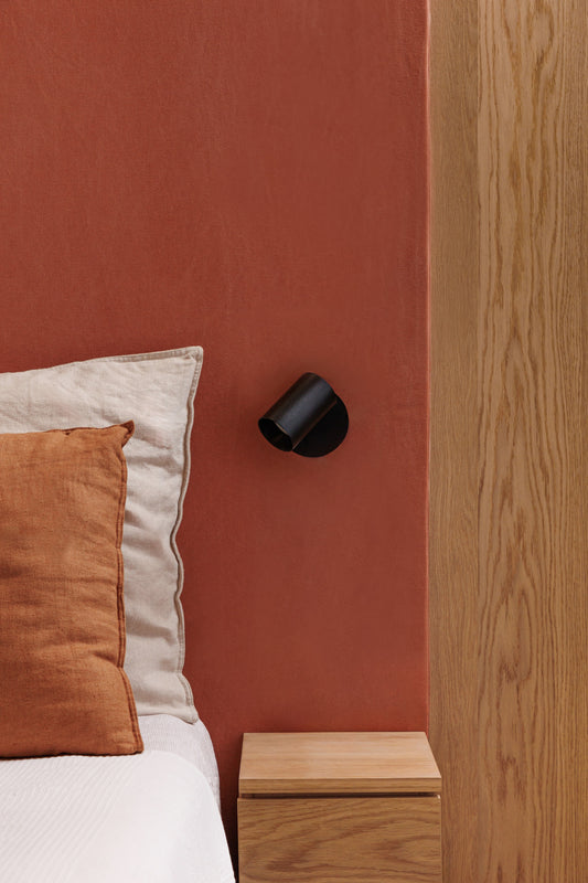 Aplique de pared STAN negro mate con interruptor FARO 43768 en ambiente interior de dormitorio, luminaria de superficie articulada en aluminio y ABS con bombilla GU10 LED para iluminación moderna