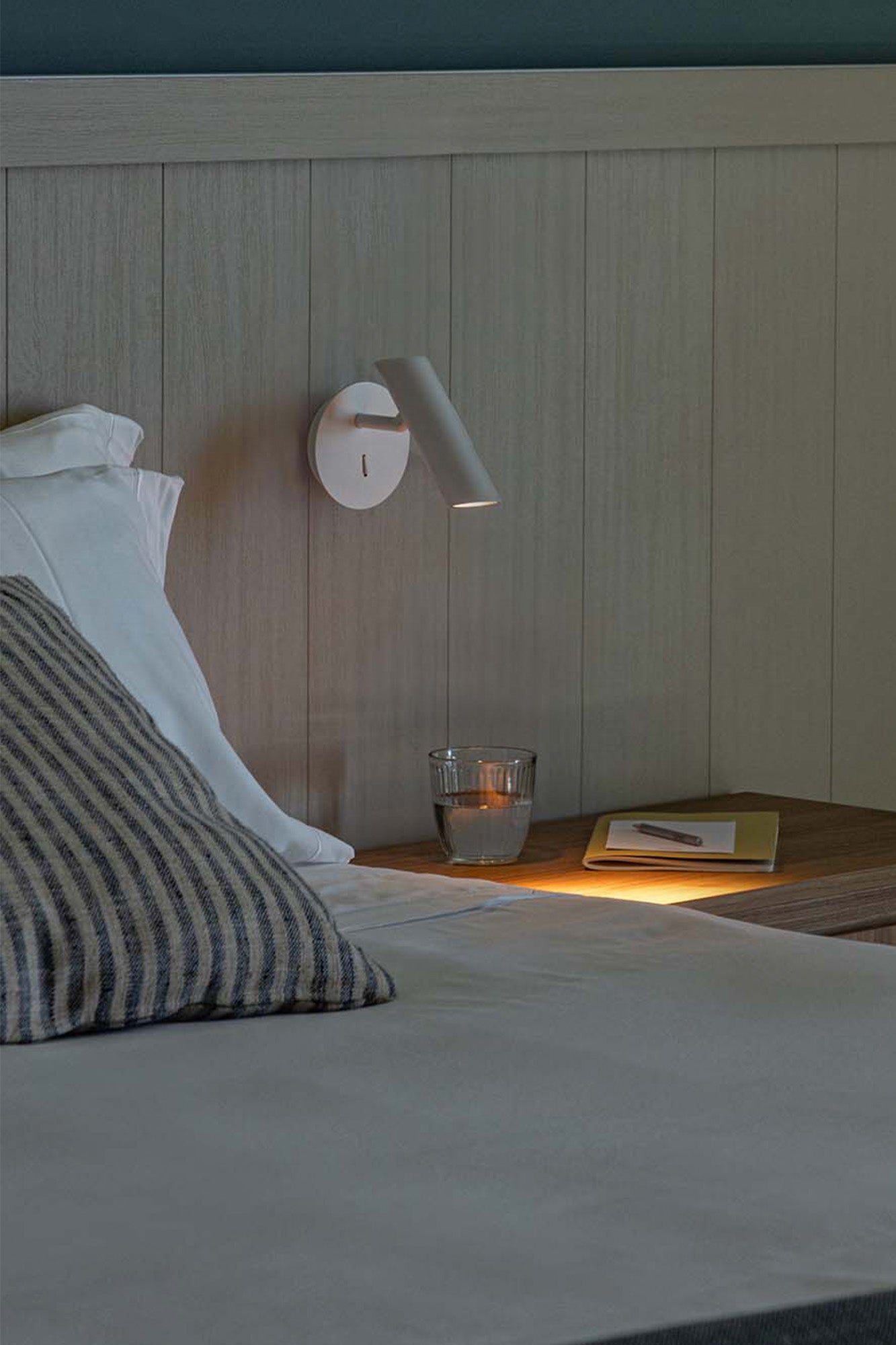 Aplique de pared LEO blanco FARO modelo 43792 en ambiente interior, luminaria superficie de aluminio LED para luz acento y decoración hogar, colección 4379