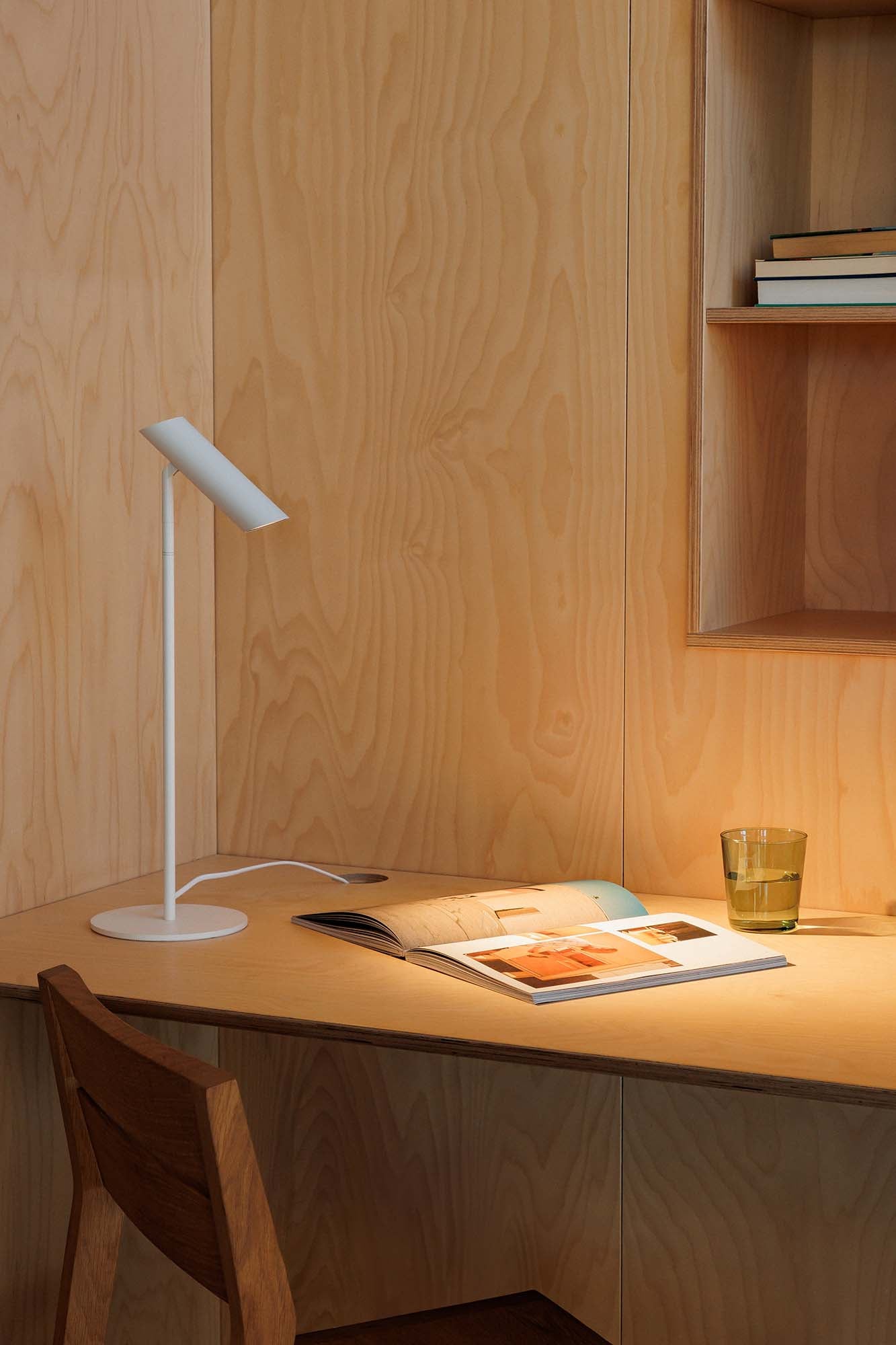 Lámpara de sobremesa LEO blanca de FARO en ambiente interior minimalista, diseño de aluminio con iluminación LED de luz cálida para acento decorativo