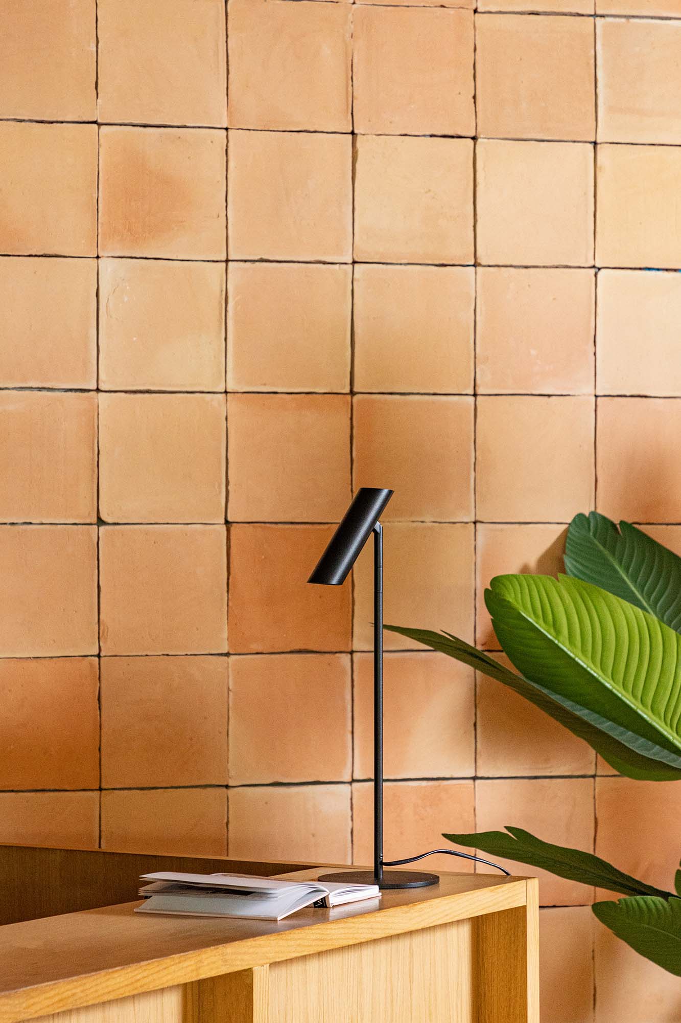 Lámpara de sobremesa LEO negra de FARO en ambiente interior, diseño en aluminio negro mate con LED integrada, luminaria decorativa de acento para superficie.