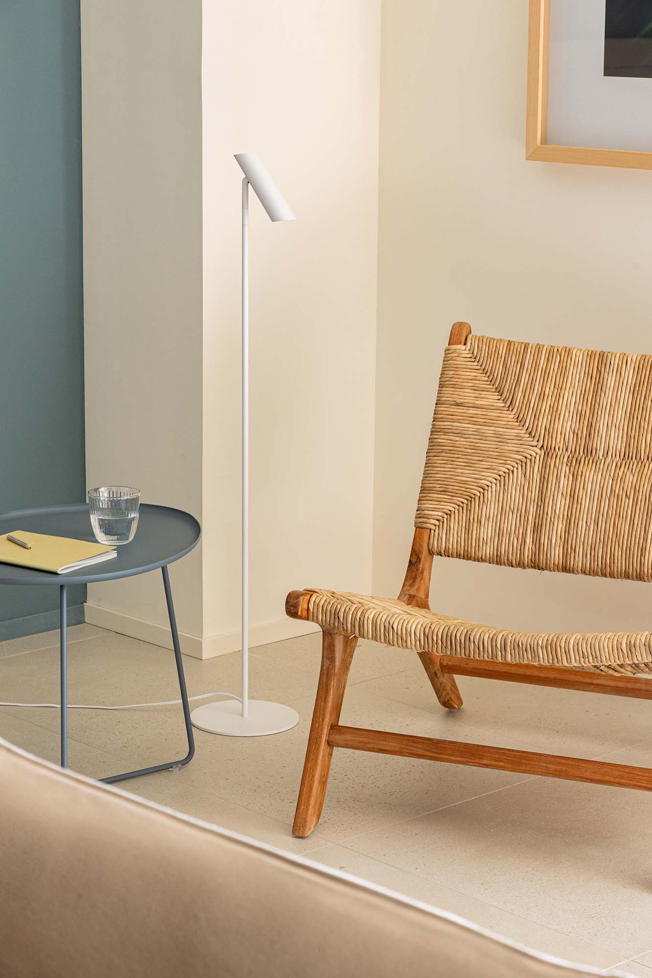 Lámpara de pie LEO Blanco FARO 43798 en ambiente interior moderno, diseño minimalista con iluminación LED en aluminio blanco mate, luz de acento para hogar contemporáneo.