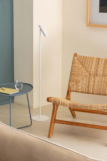 Lámpara de pie LEO Blanco FARO 43798 en ambiente interior moderno, diseño minimalista con iluminación LED en aluminio blanco mate, luz de acento para hogar contemporáneo.