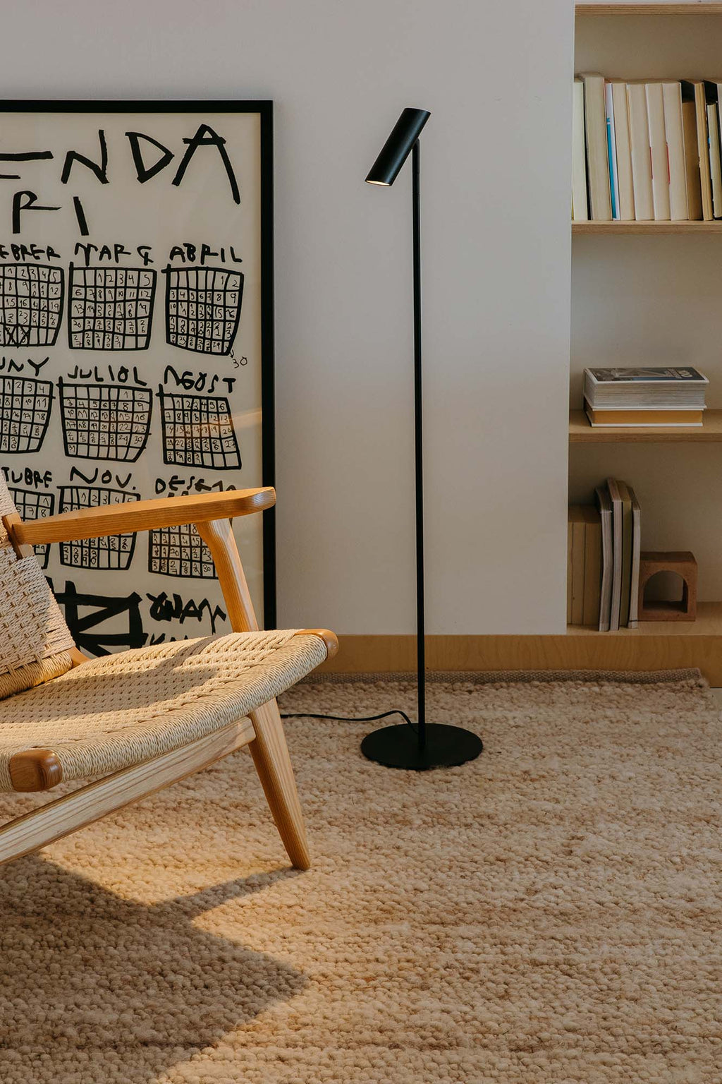 Lámpara de pie LEO en negro mate de aluminio, diseño minimalista con luz LED de acento para interior, luminaria superficie serie 4379 por FARO en ambiente hogareño