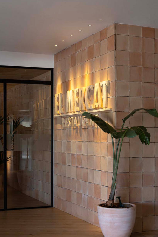 Lámpara empotrable orientable LOX blanco 2700K FARO 43880 en ambiente interior moderno, iluminación LED cálida de aluminio para espacios comerciales.