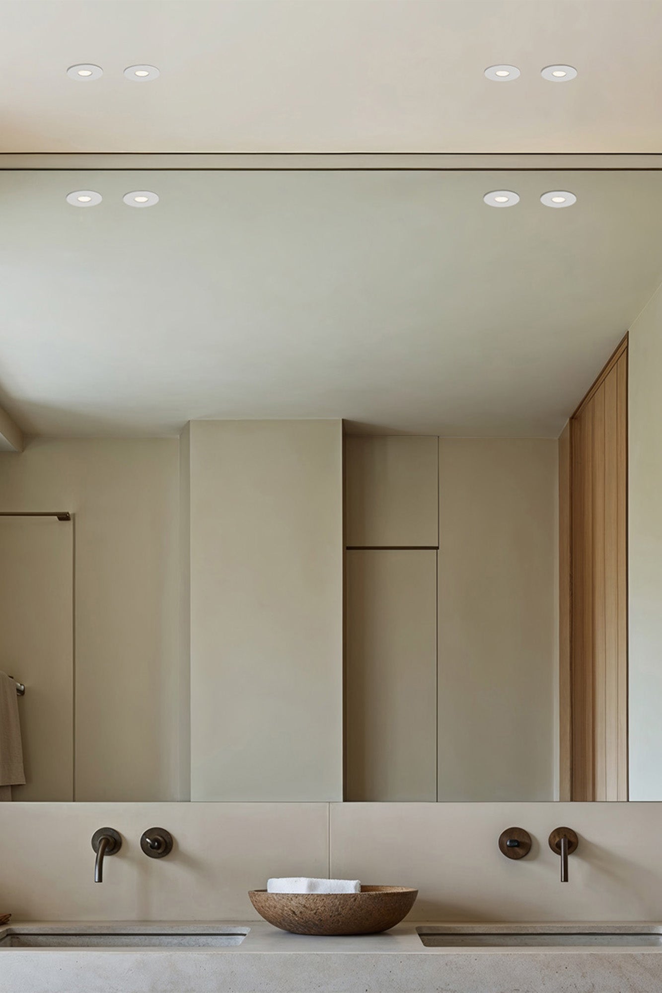 Luminaria empotrable TAST R blanca de FARO modelo 44001 en imagen ambiente, instalada en techo interior con diseño LED en aluminio, IP65 para iluminación exterior e interior, colección 4400