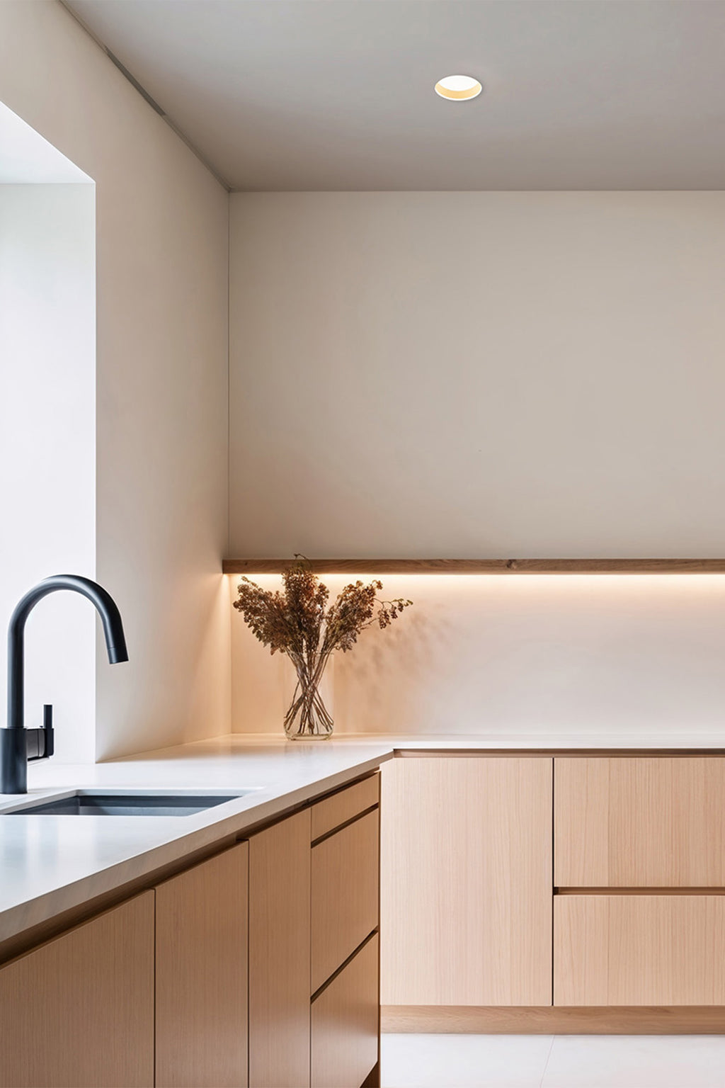 Luminaria empotrable DOP blanca 8W 2700K LED cálida de aluminio IP54, instalada en techo interior ambiente, iluminación acogedora FARO modelo 44003