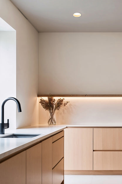 Luminaria empotrable DOP blanca 8W 2700K LED cálida de aluminio IP54, instalada en techo interior ambiente, iluminación acogedora FARO modelo 44003