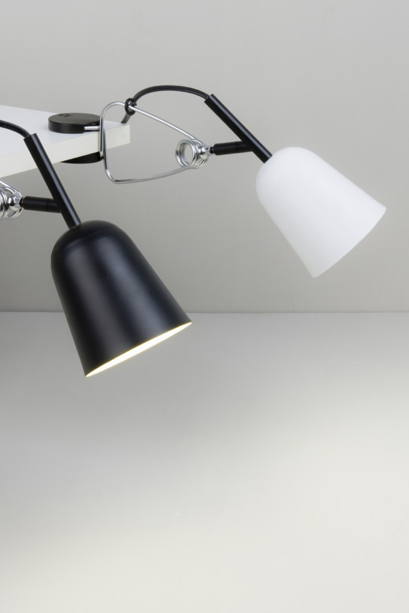Lámpara de pinza STUDIO en negro y crema de FARO modelo 51133, diseño Nahtrang en aluminio y ABS, en ambiente interior de estudio para lectura y trabajo.
