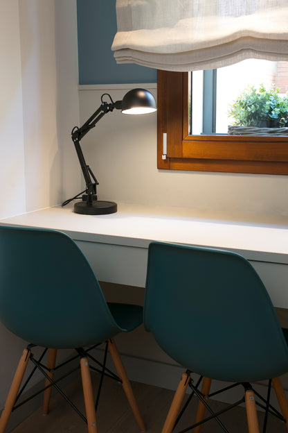 Lámpara flexo BAOBAB negra de FARO (51909) en entorno de estudio sobremesa, luminaria de superficie en acero con iluminación LED, Colección 1572 interior.