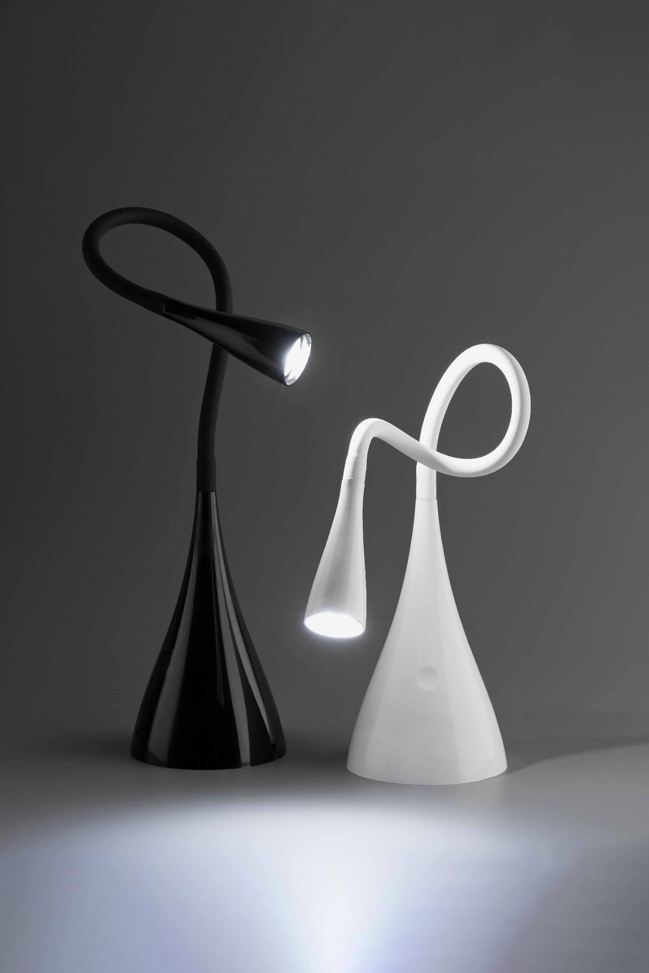 Lámpara de escritorio flexo LENA negra de FARO modelo 52058 en ambiente interior de oficina o estudio, iluminación LED sobremesa para trabajo eficiente