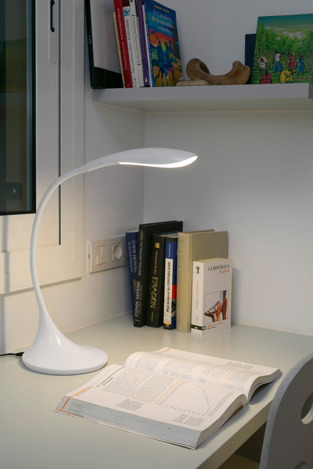 Lámpara de escritorio Flexo OTTO en blanco de FARO 52065 en ambiente de estudio moderno, iluminación LED minimalista para oficina o sobremesa interior.