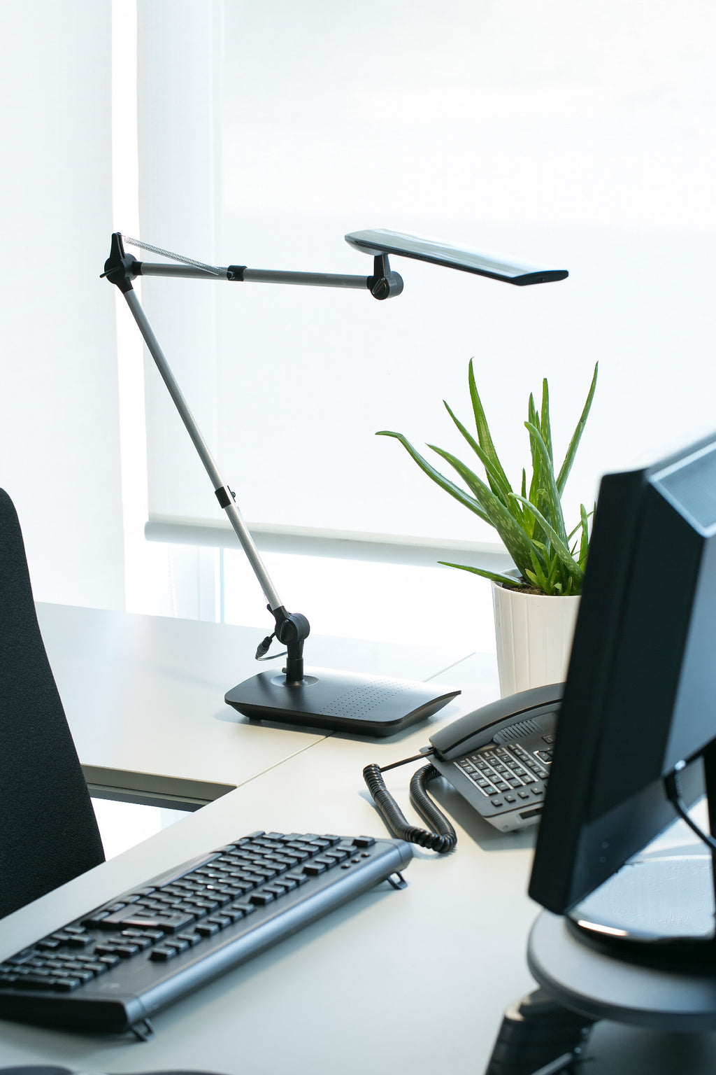 Lámpara flexo ITO negra de FARO modelo 52071 en ambiente de estudio interior, luminaria LED regulable de superficie para sobremesa con diseño moderno