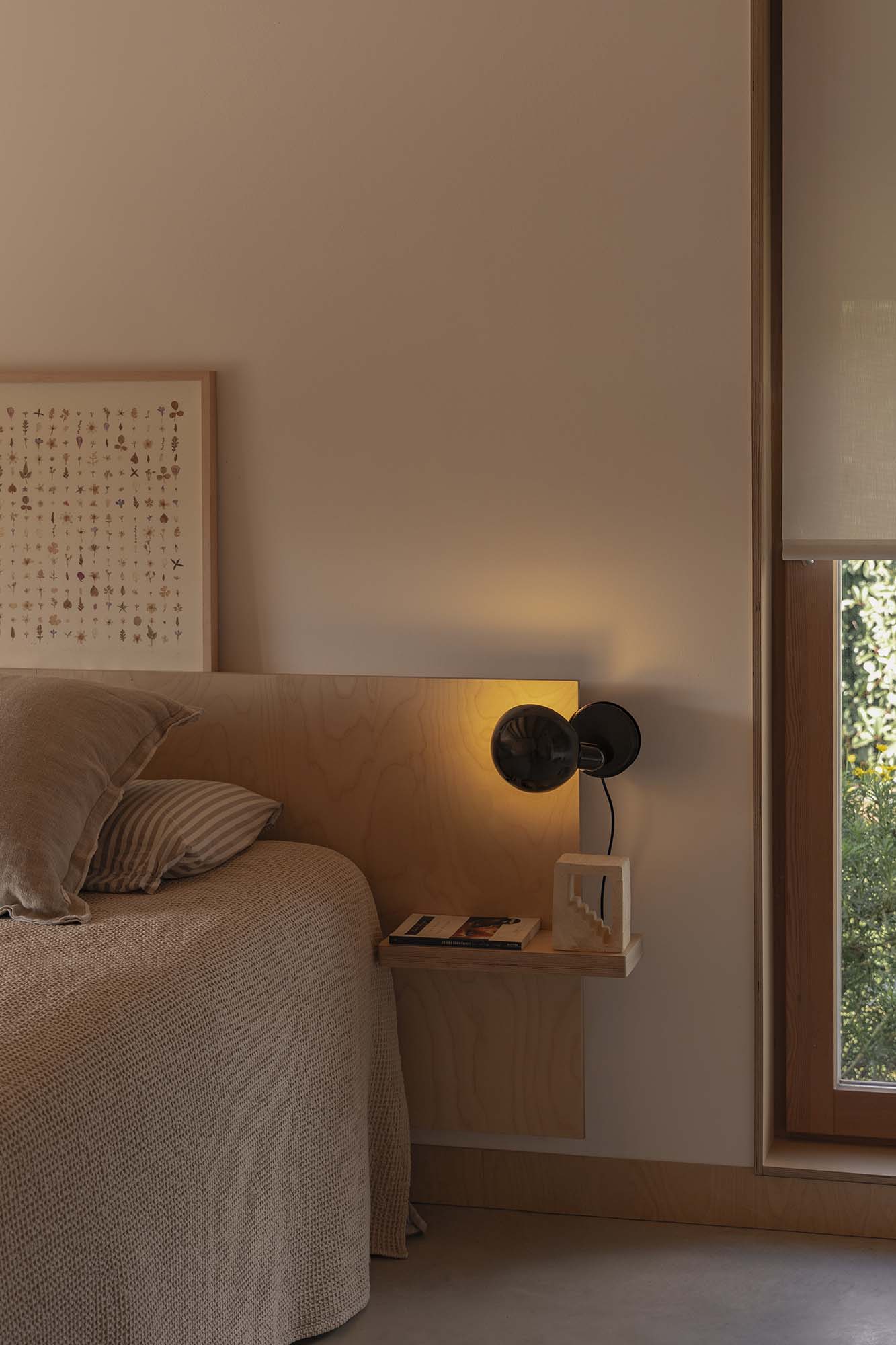 Lámpara BELA sobremesa con pinza negra FARO 56100 en ambiente interior moderno, diseño versátil de acero para iluminación interior