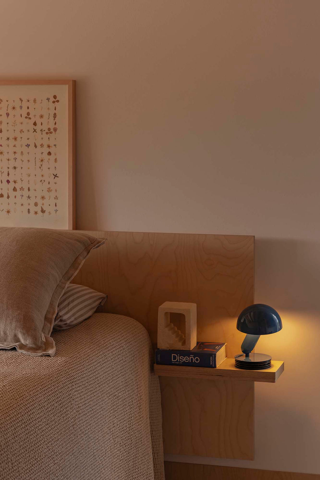 Lámpara BELA sobremesa pinza azul FARO modelo 56102 en ambiente interior moderno, diseño versátil de acero inoxidable con tecnología LED para iluminación del hogar