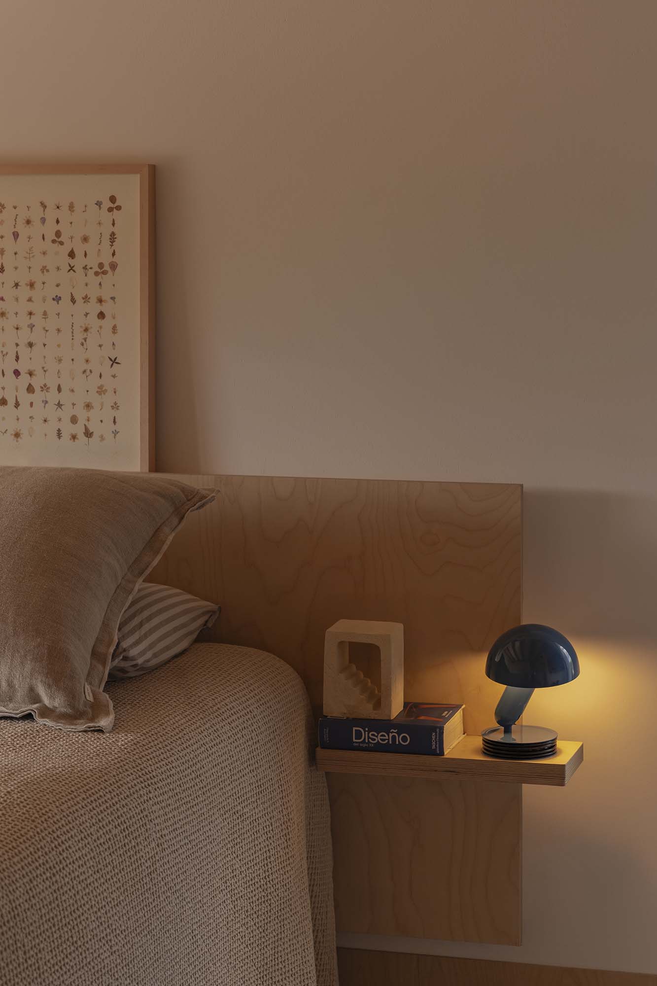 Lámpara BELA sobremesa pinza azul FARO modelo 56102 en ambiente interior moderno, diseño versátil de acero inoxidable con tecnología LED para iluminación del hogar