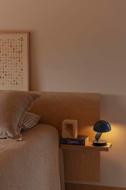 Lámpara BELA sobremesa pinza azul FARO modelo 56102 en ambiente interior moderno, diseño versátil de acero inoxidable con tecnología LED para iluminación del hogar