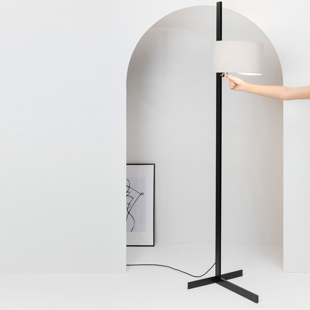 Lámpara de salón STAND UP negro y gris FARO 57211-03 en ambiente interior minimalista, luminaria superficie de aluminio y textilene para iluminación hogar