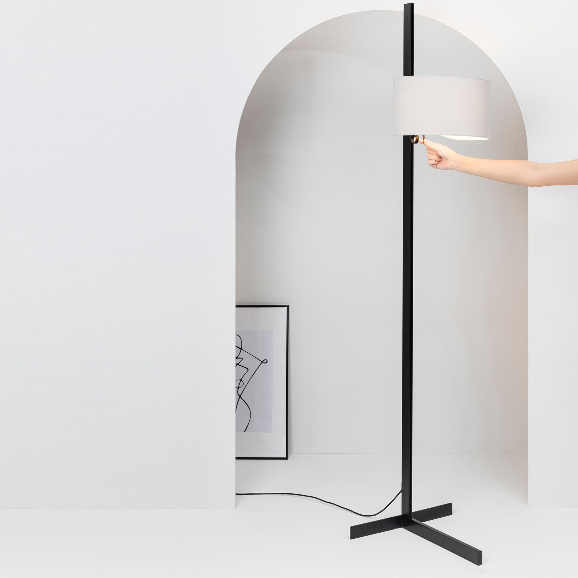 Lámpara de salón STAND UP negro y gris FARO 57211-03 en ambiente interior minimalista, luminaria superficie de aluminio y textilene para iluminación hogar