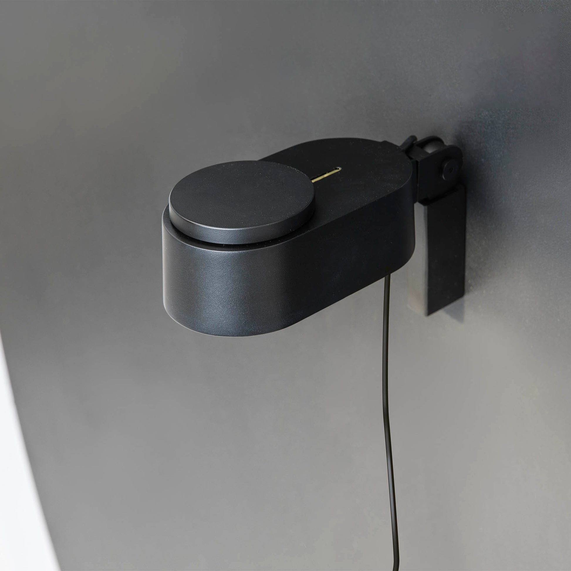 Aplique de pared negro Inviting de FARO 57301 en ambiente interior moderno, luminaria de superficie LED de aluminio para iluminación en hogar u oficina, colección 5730