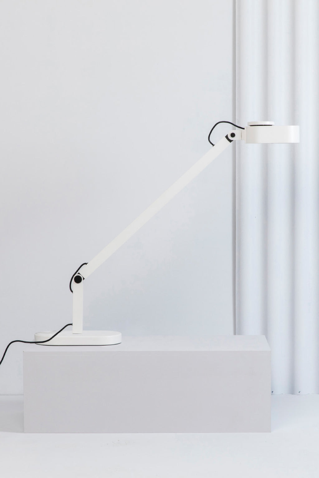 Lámpara de sobremesa INVITING blanca de FARO modelo 57312 en ambiente interior moderno, diseño en aluminio LED regulable para iluminación adaptable y luz de lectura