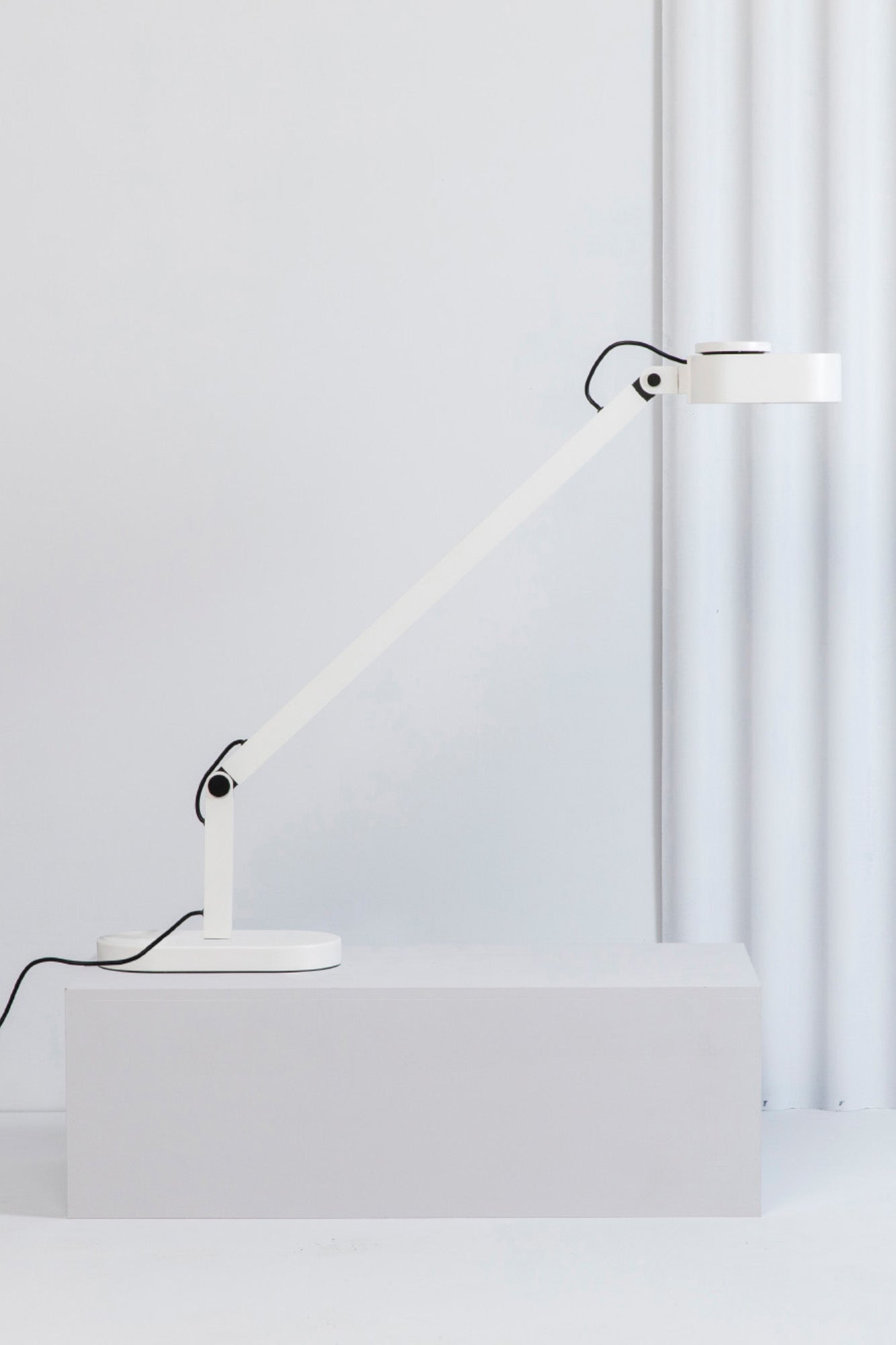 Lámpara de sobremesa INVITING blanca de FARO modelo 57312 en ambiente interior moderno, diseño en aluminio LED regulable para iluminación adaptable y luz de lectura