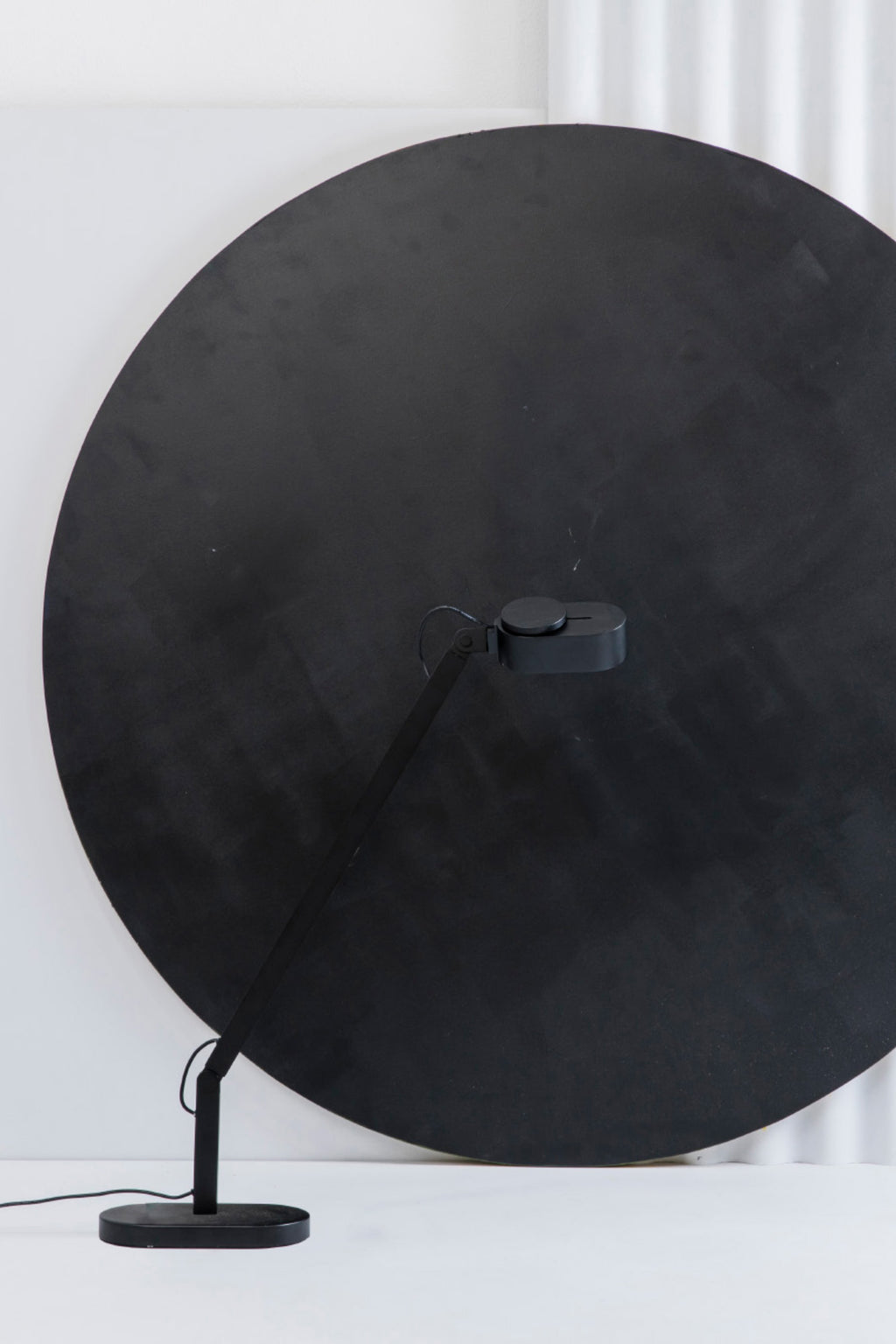 Lámpara sobremesa Inviting negra de Faro modelo 57313 en ambiente interior, luminaria de superficie en aluminio, acero y PMMA con LED regulable para lectura en hogar u oficina de la colección 5730