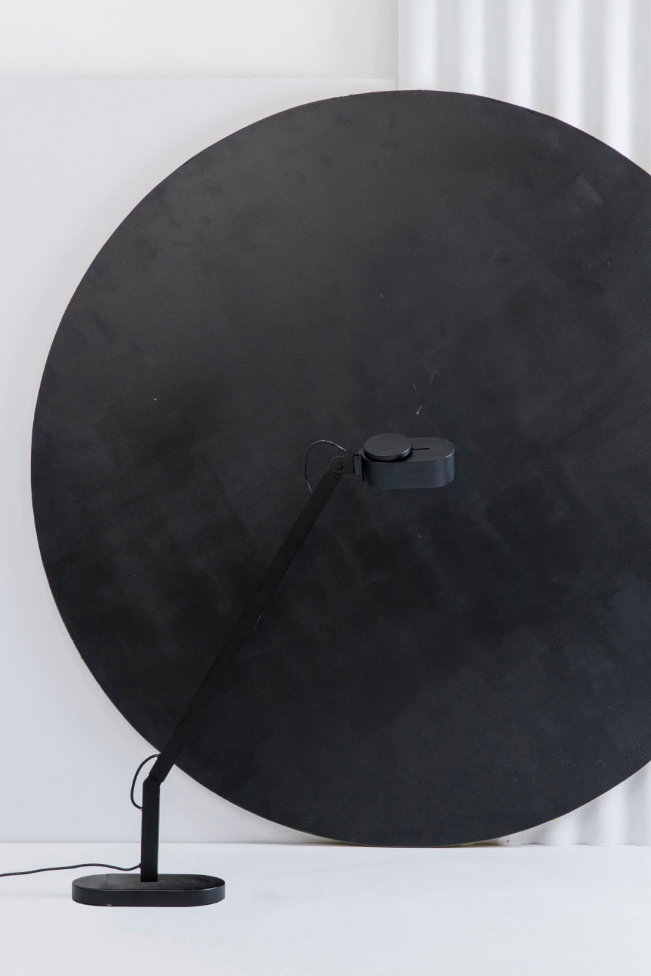 Lámpara sobremesa Inviting negra de Faro modelo 57313 en ambiente interior, luminaria de superficie en aluminio, acero y PMMA con LED regulable para lectura en hogar u oficina de la colección 5730