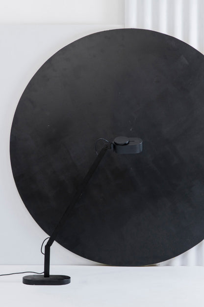 Lámpara sobremesa Inviting negra de Faro modelo 57313 en ambiente interior, luminaria de superficie en aluminio, acero y PMMA con LED regulable para lectura en hogar u oficina de la colección 5730