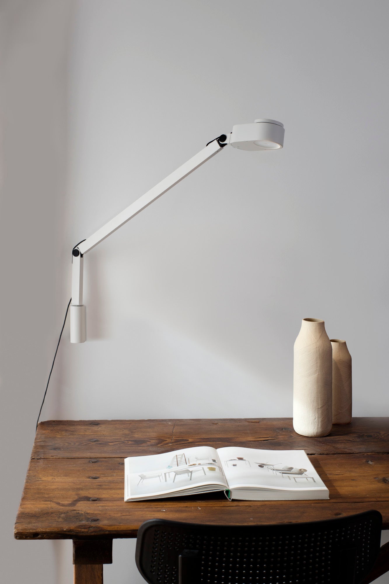 Aplique de pared INVITING de FARO modelo 57318 en blanco mate con brazo orientable, luminaria LED regulable de aluminio para interiores, en ambiente de estudio para lectura y trabajo