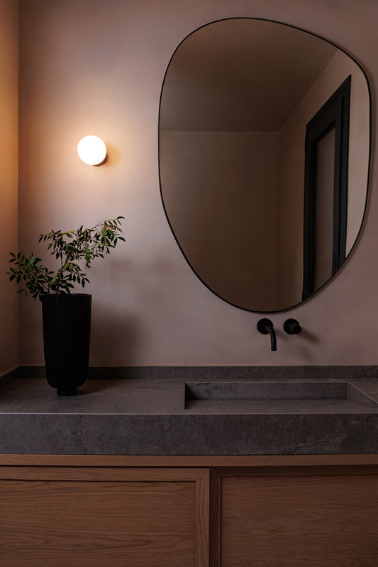 Luminaria aplique plafón PING blanca FARO 60010 en ambiente de baño interior, iluminación LED IP44 para pared hogar