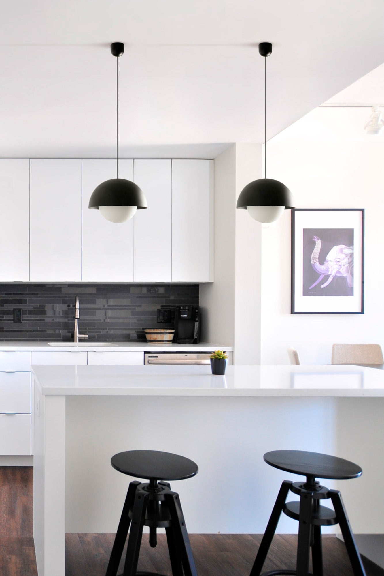 Lámpara colgante Marisol negra mate de FARO (60013) en ambiente interior hogareño, diseño suspensión en acero y cristal, LED regulable para iluminación moderna