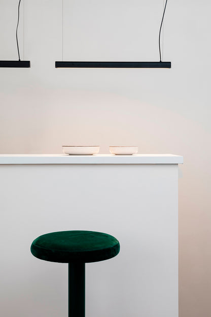 Luminaria colgante VICO 600 negra con florón de superficie FARO 61101 en ambiente de comedor moderno, iluminación LED regulable de aluminio para interiores.