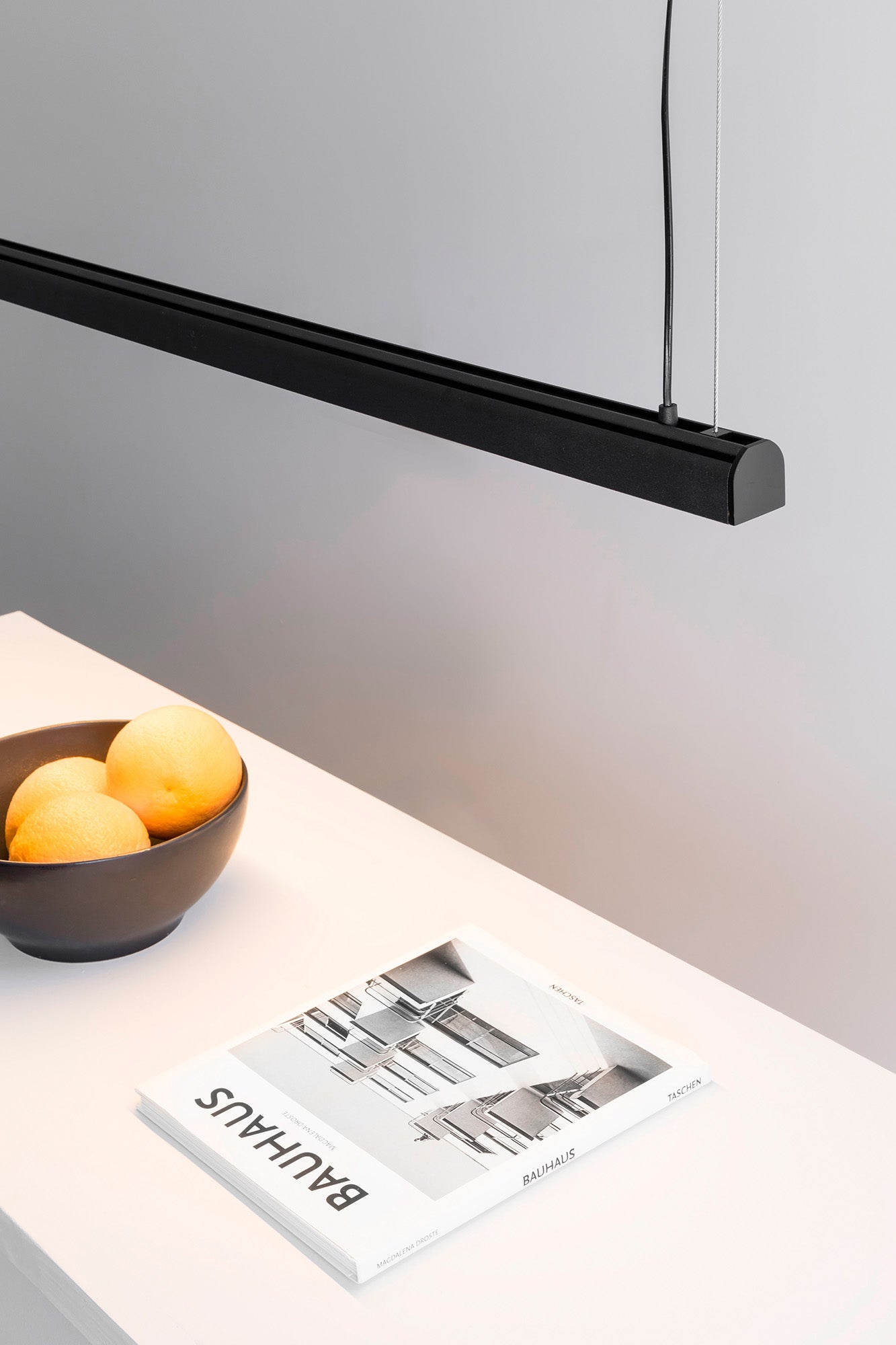 Luminaria colgante VICO 1150 negra mate con florón de superficie FARO 61103 en ambiente de comedor interior moderno, LED integrado regulable en aluminio suspendido.