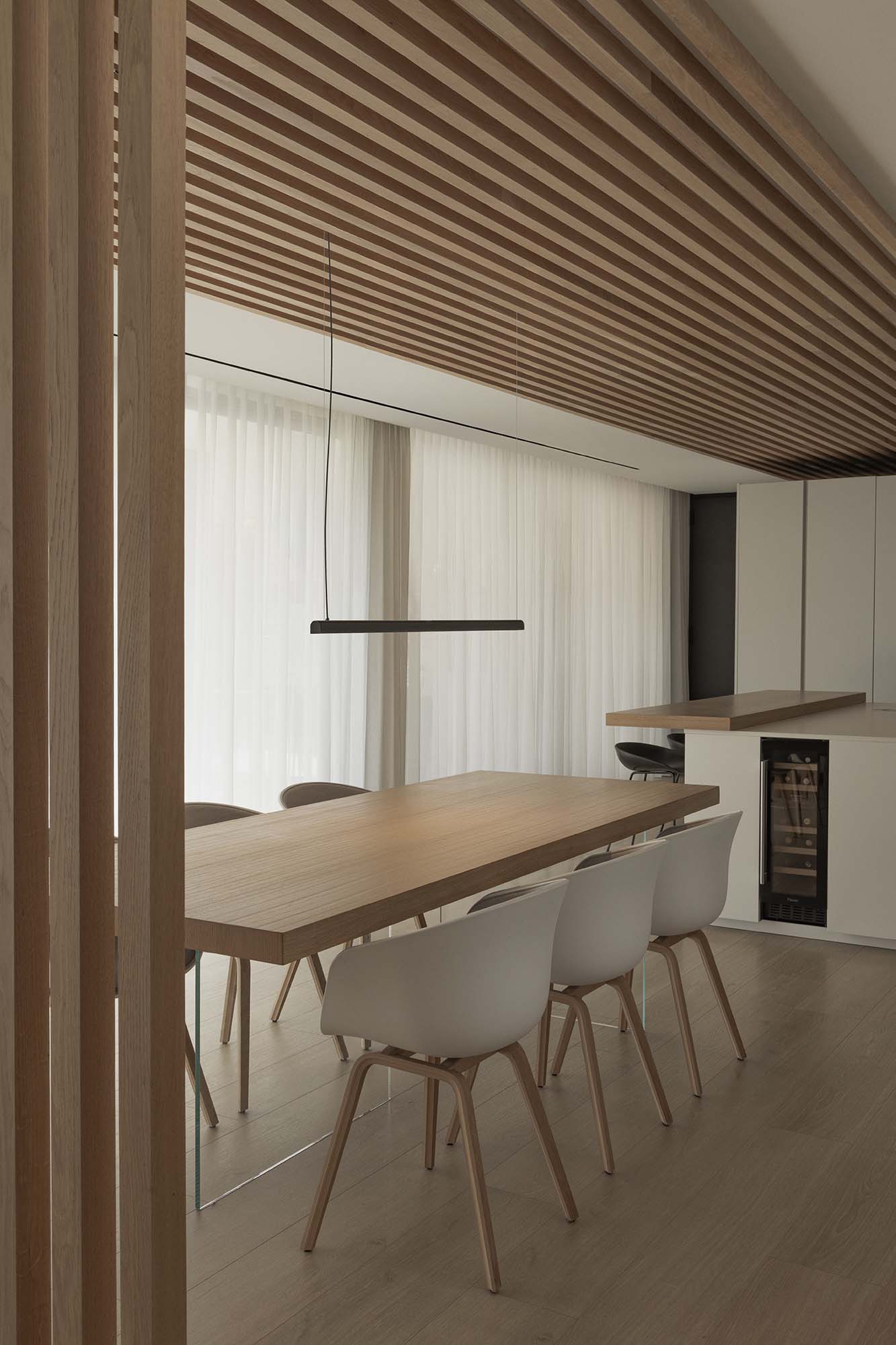 Luminaria colgante VICO 600 negra mate con florón empotrable en ambiente de comedor moderno, de aluminio LED regulable de FARO modelo 61105