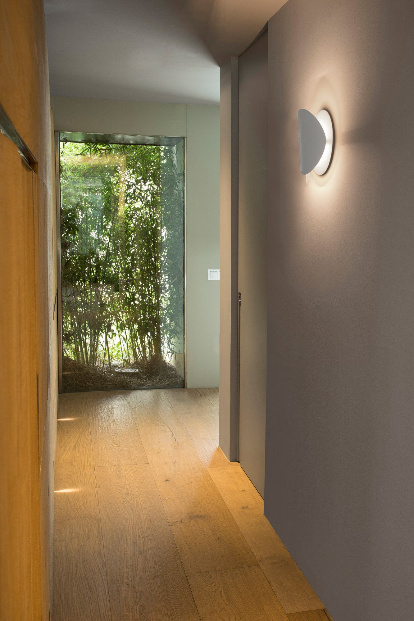 Aplique de pared OVO 240 blanco FARO 62108 en ambiente interior moderno, luminaria de superficie en acero para iluminación residencial de diseño contemporáneo Estudi Ribaudí