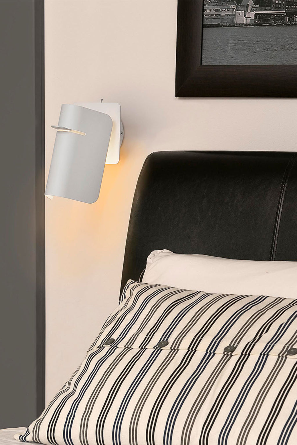 Aplique de pared SMILE blanco FARO 62130 en ambiente interior moderno, luminaria superficial de acero por Jordi Busquets para luz ambiente y lectura