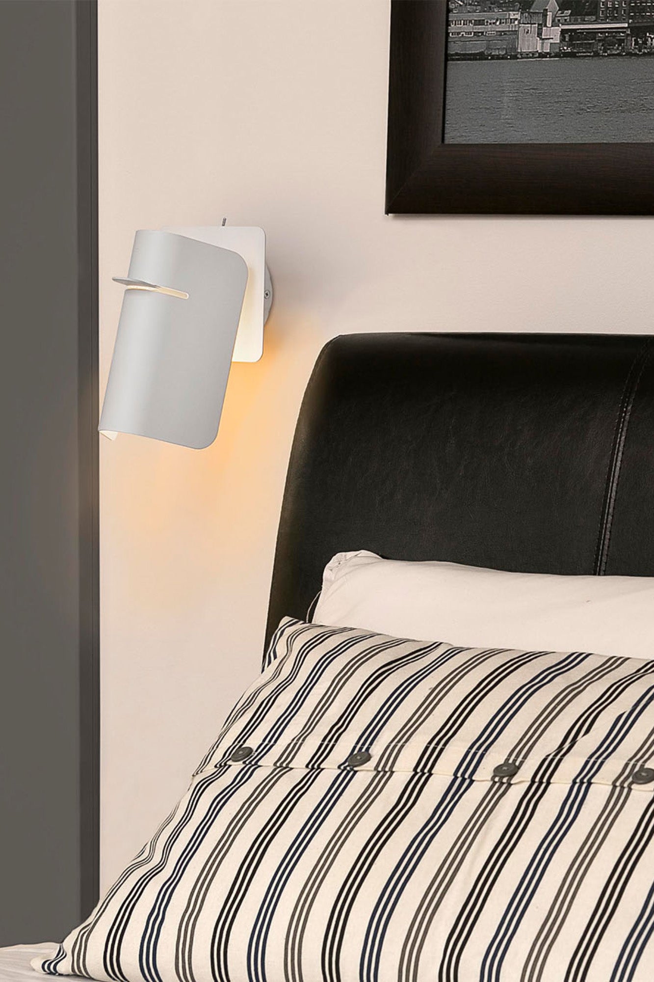 Aplique de pared SMILE blanco FARO 62130 en ambiente interior moderno, luminaria superficial de acero por Jordi Busquets para luz ambiente y lectura