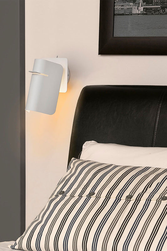 Aplique de pared SMILE blanco FARO 62130 en ambiente interior moderno, luminaria superficial de acero por Jordi Busquets para luz ambiente y lectura